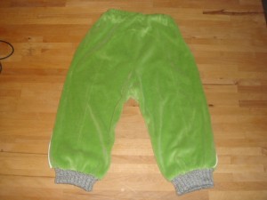 10.11.10 - Aksels nye velour bukser (2)